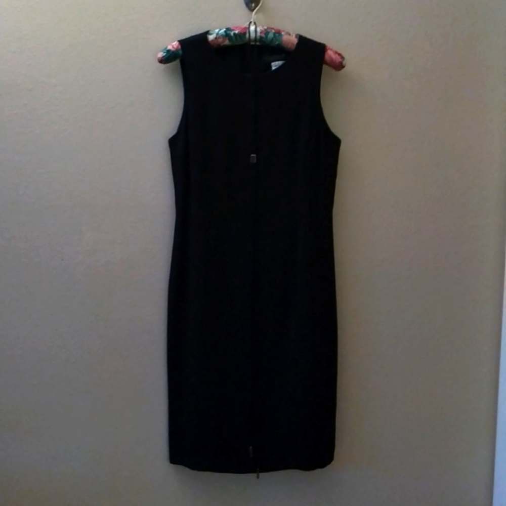 harve benard Sz 4 fitted black dress with lanyard